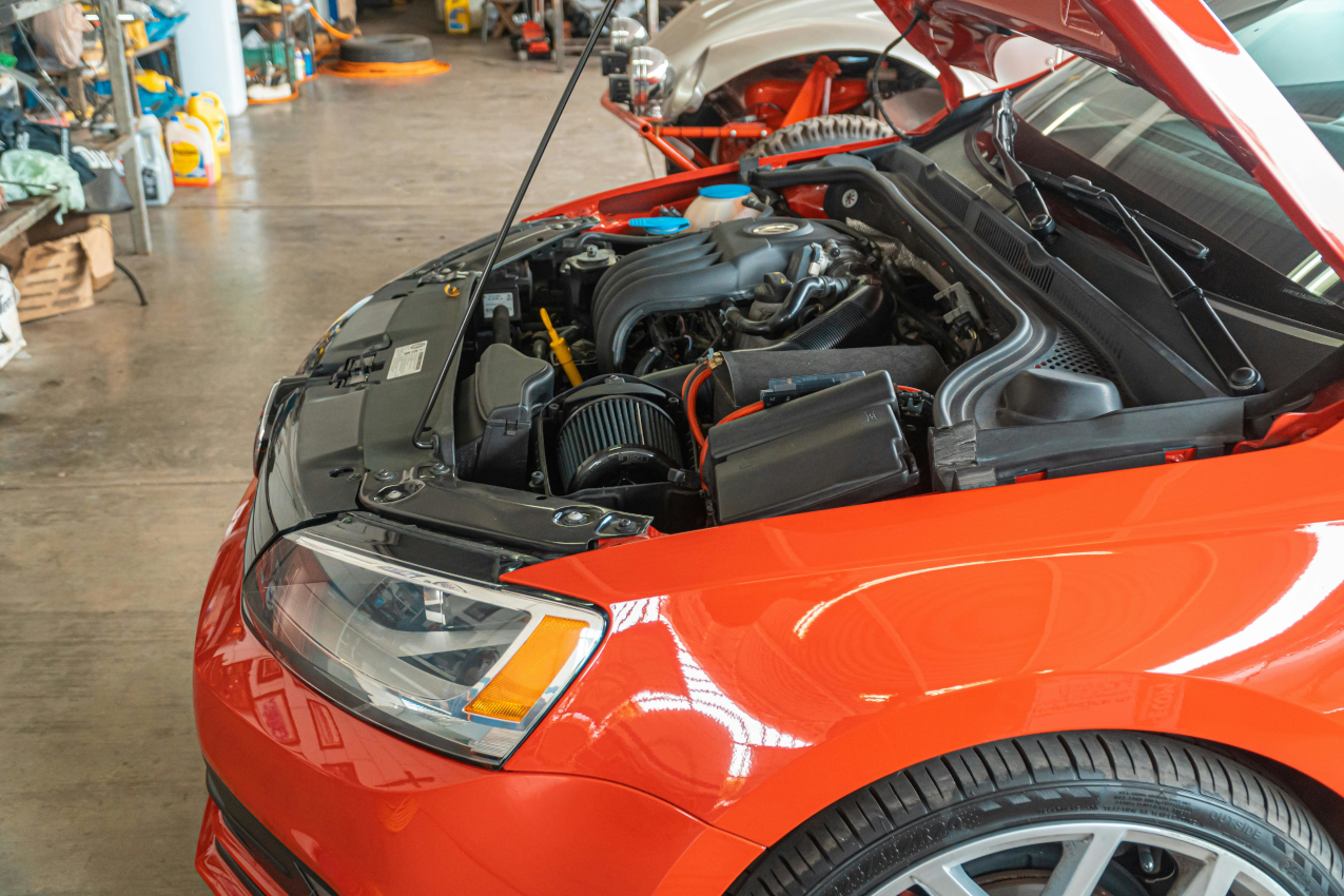 Diagnostic Machine Guide – How to Choose the Right Scanner for Your SA Workshop - Launch SA Mechanic using a diagnostic machine to scan vehicle fault codes in a professional workshop